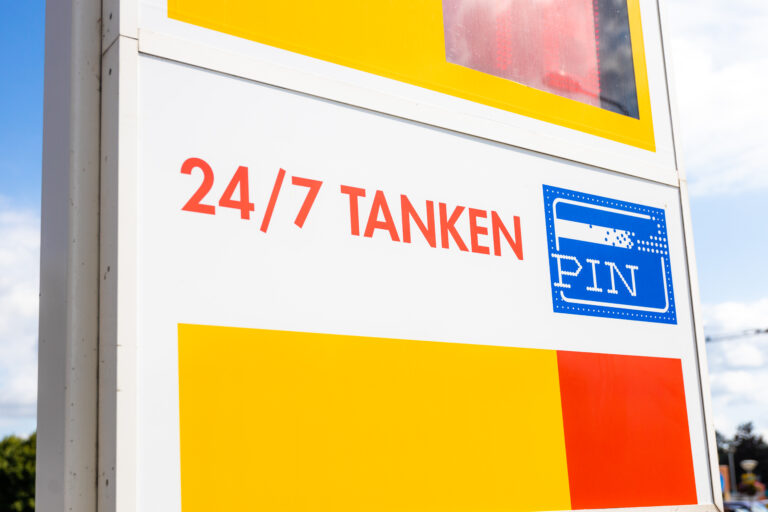 Shell tankstation met 24/7 zelfservice, waar klanten kunnen tanken n betalen met hun pinpas.