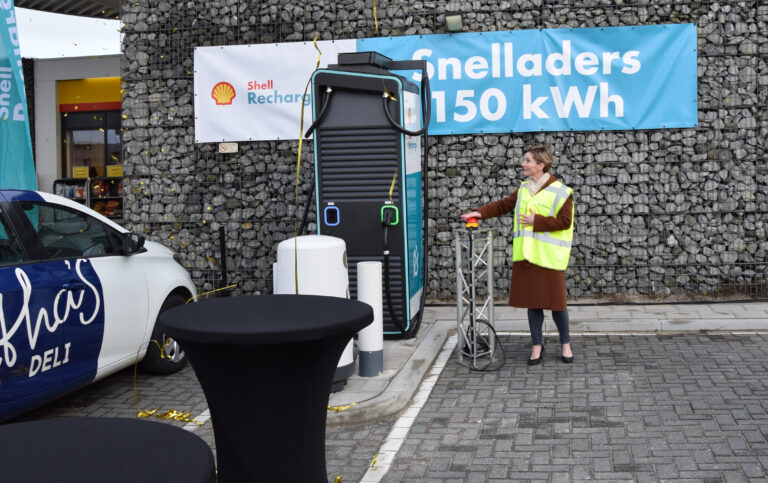 Jitha van Staveren opent gloednieuw snellaadplein in Kampen