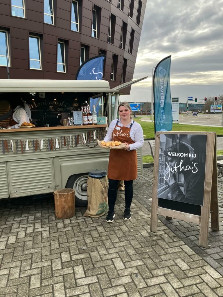 Jitha;s Deli verzorgt catering voor opening laadplein in Kampen