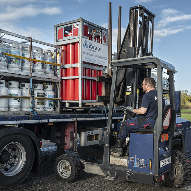 Een waterstof pakket van Van Staveren wordt geladen op een vrachtwagen door een heftruck